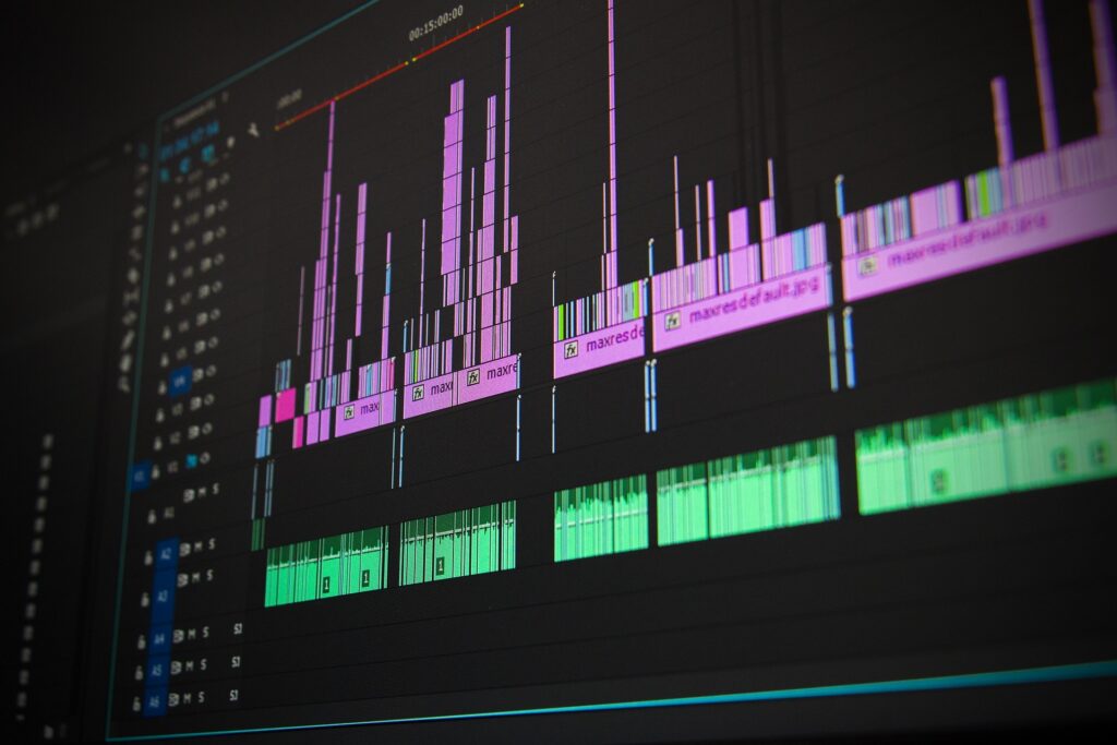Timeline de montage vidéo dans DaVinci Resolve avec pistes vidéo et audio