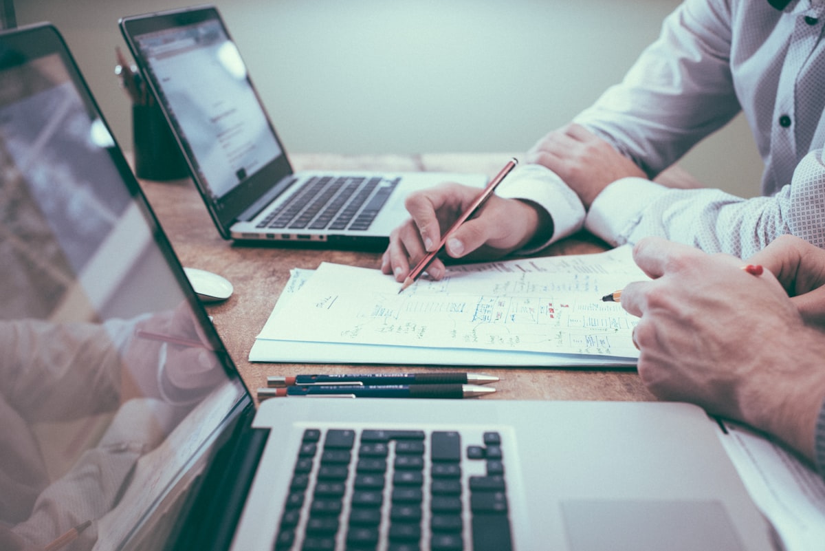 Photographe qui signe un contrat de service avec un client